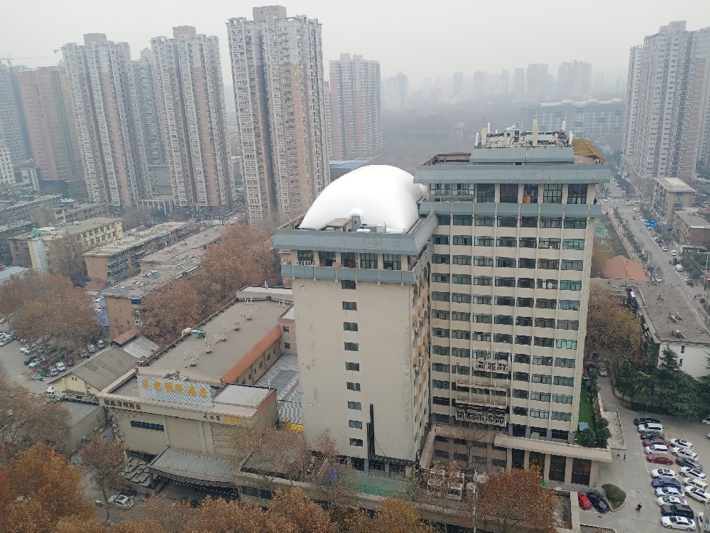 樓頂氣膜體育館是一種新型的體育場館建筑，在未來的發(fā)展中有著廣闊的前景